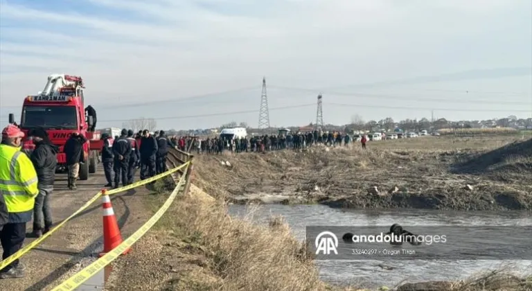 Kırklareli'nde nehre devrilen otomobili kurtarma çalışması başlatıldı