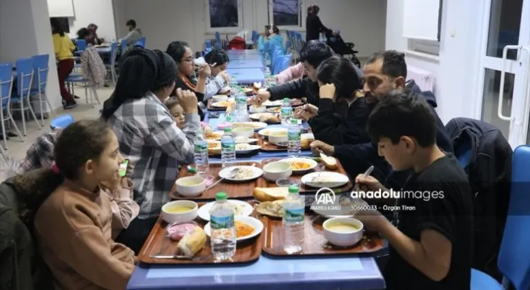 Kırklareli'nde öğrenci yurdunda misafir edilen depremzedeler ilk iftarlarını yaptı