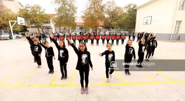 Kırklareli'nde öğrenciler Atatürk'ün ebediyete intikalinin 84'üncü yılı dolayısıyla koreografi oluşturdu