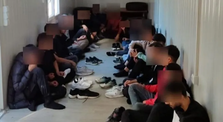 Kırklareli'nde polisin durdurduğu tırdan kaçmaya çalışan 21 düzensiz göçmen yakalandı