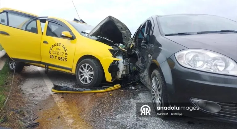 Kırklareli'nde taksi ile otomobilin çarpıştığı kazada 5 kişi yaralandı