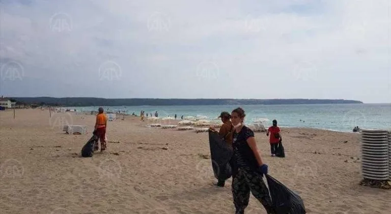 Kırklareli'nde tatilcilerin bıraktığı çöpler temizlendi