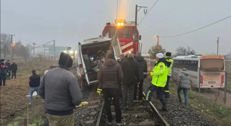 Kırklareli’nde Tren Servis Minibüsüne Çarptı: 2 Yaralı