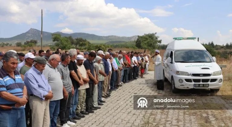 Kırklareli'ndeki selde ölen emekli öğretmen çiftin cenazesi Denizli'de toprağa verildi