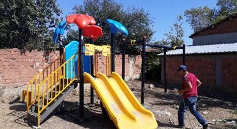 Kırsal mahalleler çocuk parkları ile donatılıyor