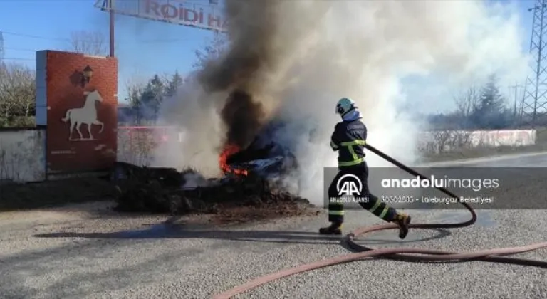 Lüleburgaz'da seyir halindeki hafif ticari araç yandı