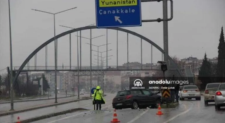 Malkara'da beton bariyerlere çarpan otomobilin sürücüsü yaralandı