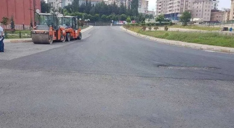 MEHMET HİKMET UĞRAŞ CADDESİ'NDE SICAK ASFALT SERİM ÇALIŞMASI DEVAM EDİYOR