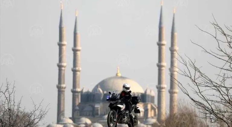 Motosiklet tutkusunun peşinden giden 