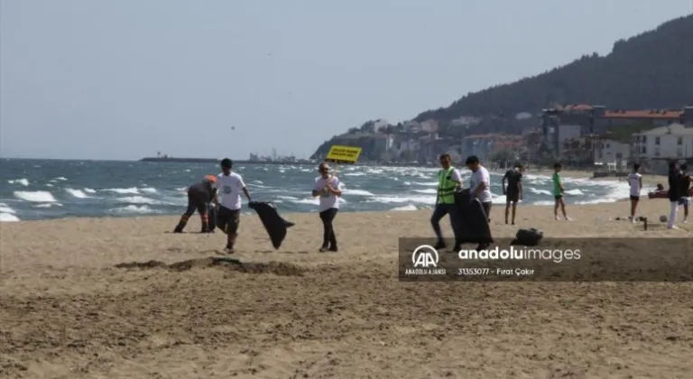  Öğrenciler ve liman çalışanları plajda çevre temizliği yaptı