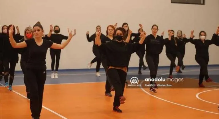 Öğretmenler halk oyunlarını gelecek nesillere aktarmak için öğreniyor