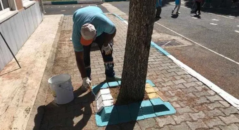 Okul yollarındaki yaya geçitleri yeniden boyanıyor