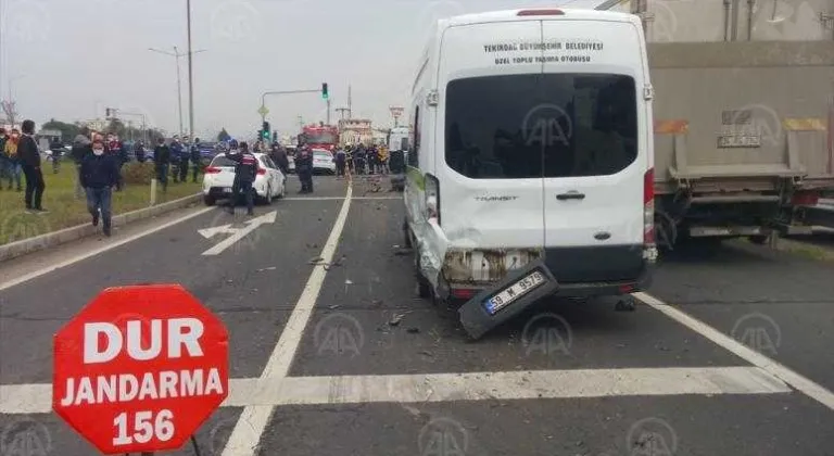 OTOMOBİL KIRMIZI IŞIKTA BEKLEYEN 4 ARACA ÇARPTI: 4 YARALI