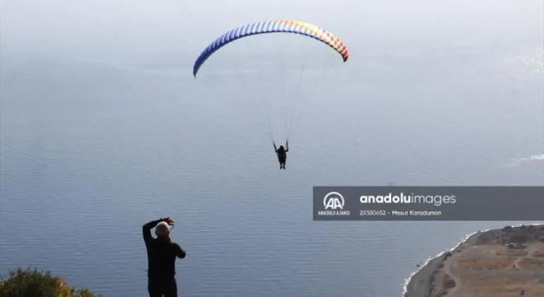 Paraşüt tutkunları Uçmakdere'de sonbaharın keyfini yaşıyor