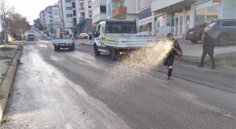 Sabah saatlerinde oluşan buzlanmaya karşı tuzlama çalışması yapılıyor