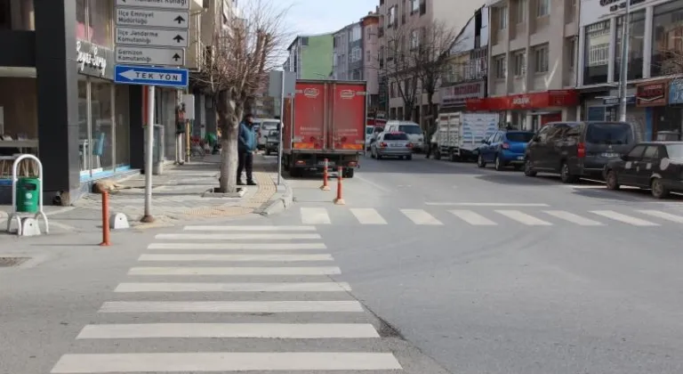 SARAY OTOGAR ÇIKIŞINDAKİ YOL TEHLİKE SAÇIYOR. 