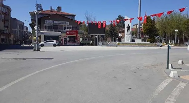 SARAY'DA CADDE VE SOKAKLAR BOMBOŞ