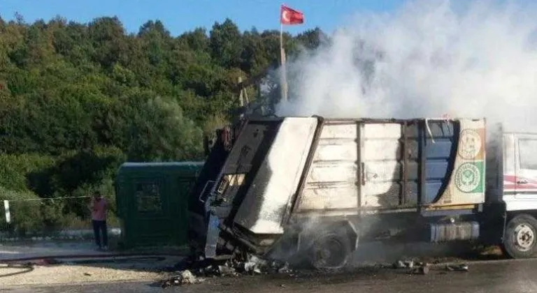 Saray'da geri dönüşüm kamyonu alev alev yandı