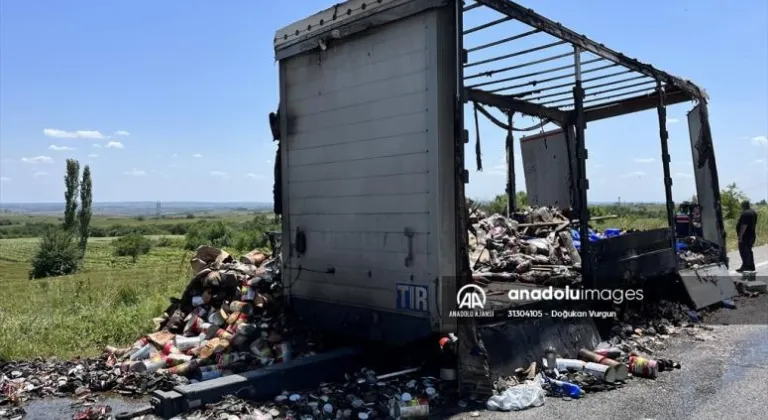 Seyir halindeyken dorsesinde yangın çıkan tırda hasar oluştu