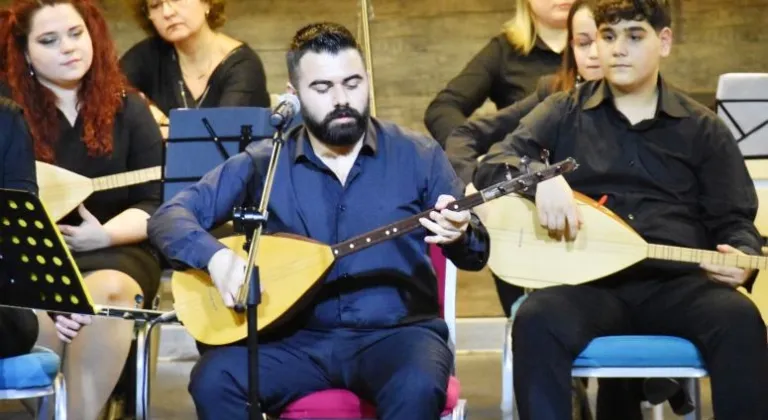 Süleymanpaşa Belediyesi tarafından düzenlenen Bağlama Sınıfı Türk Halk Müziği Dinletisi, Yahya Kemal Beyatlı Kültür Merkezi’nde gerçekleşirken dinleti, vatandaşlardan büyük ilgi gördü.