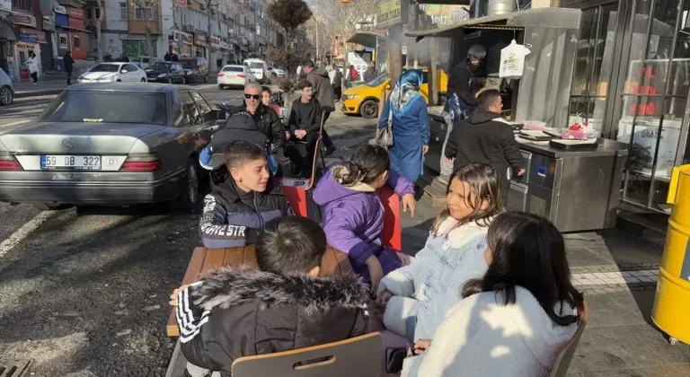 Takdir Belgeli Öğrencilere Kokoreç İkramı