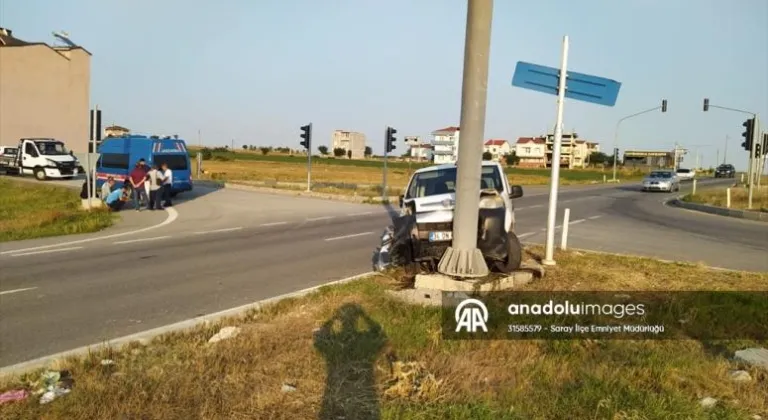 Tekirdağ Saray da   hafif ticari araçla otomobilin çarpıştığı kazada 4 kişi yaralandı