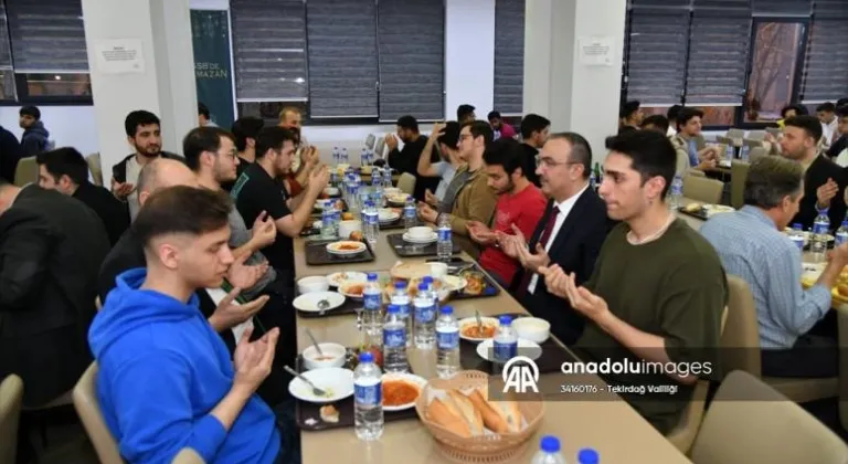 Tekirdağ Valisi Soytürk üniversite öğrencileriyle iftar yaptı