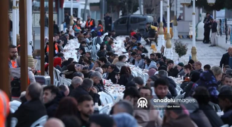 Tekirdağ'da 5 bin kişi ramazanın ilk iftarında bir arada oruç açtı