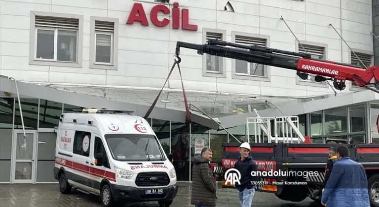 Tekirdağ'da acil servisin sundurması rüzgarın etkisiyle ambulansın üzerine düştü