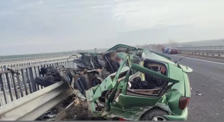 Tekirdağ'da bariyerlere çarpan otomobilin sürücüsü öldü