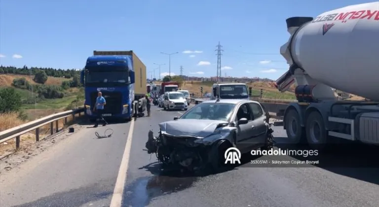 Tekirdağ'da bariyerlere çarpan otomobilin sürücüsü yaralandı