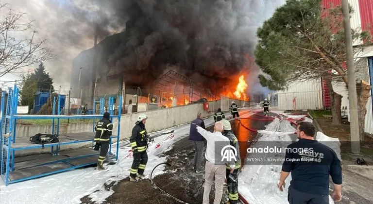 Tekirdağ'da bir fabrikada çıkan yangına ekiplerce müdahale ediliyor