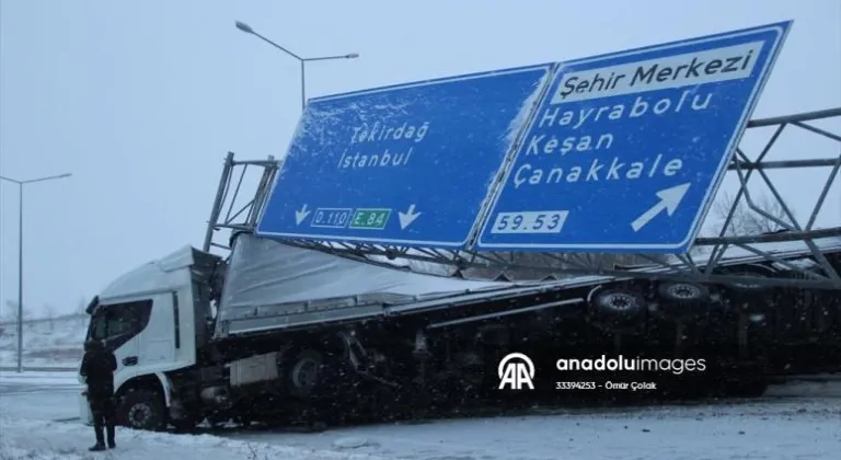 Tekirdağ'da buzlanma nedeniyle devrilen tır ulaşımda aksamaya neden oldu