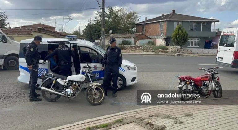 Tekirdağ'da çaldıkları motosikleti çalıştıramadıkları için iple çekerek götüren zanlılar yakalandı