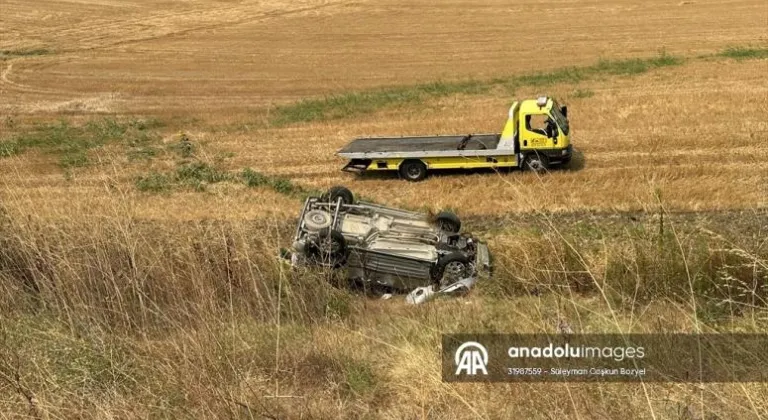 Tekirdağ'da devrilen araçtaki çocuk öldü, annesi ve babası yaralandı