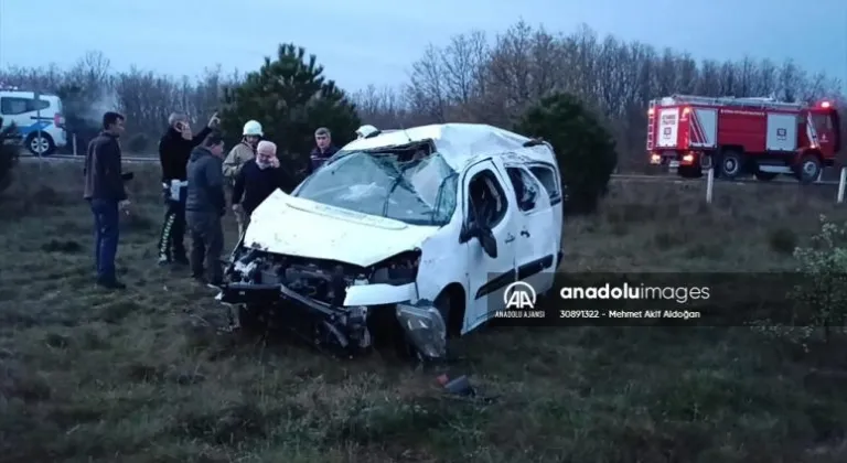 Tekirdağ'da devrilen hafif ticari araçtaki 7 kişi yaralandı