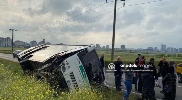 Tekirdağ'da devrilen servis minibüsündeki 13 kişi hafif yaralandı