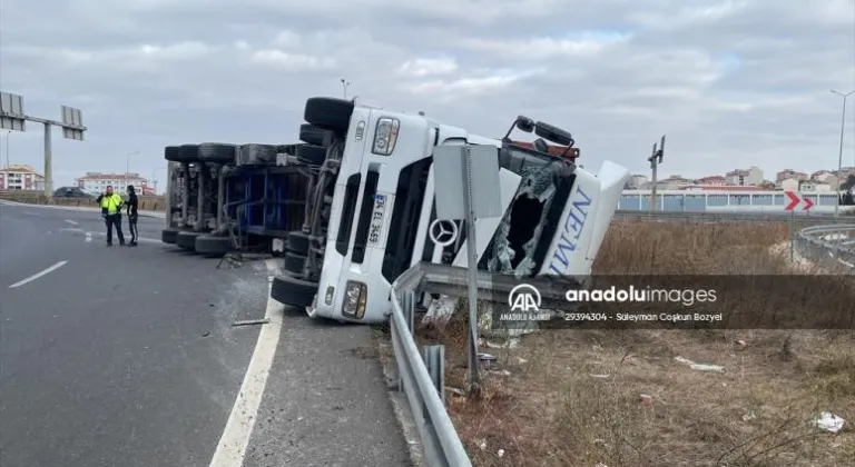 Tekirdağ'da devrilen tırın sürücüsü yaralandı