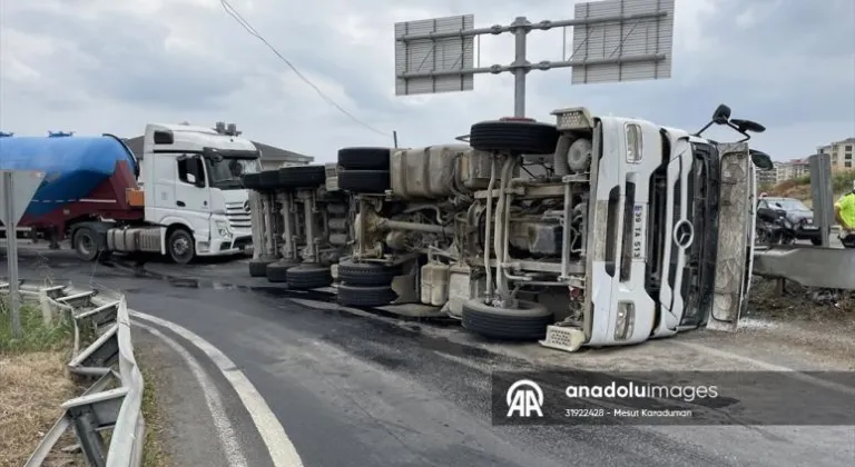 Tekirdağ'da devrilen tırın sürücüsü yaralandı