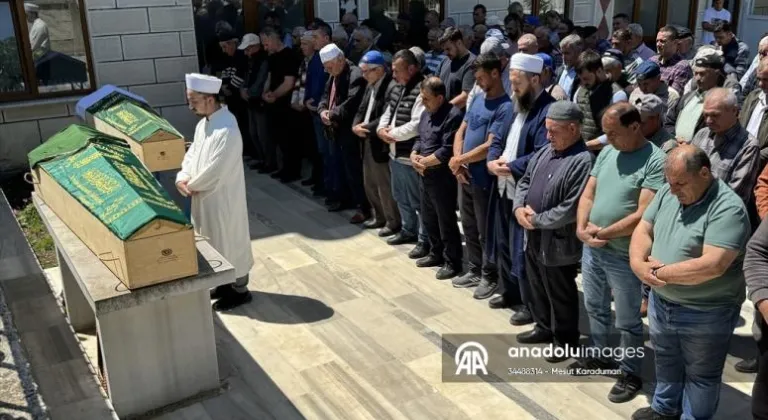  Tekirdağ'da eşi tarafından öldürülen anne ve oğlunun cenazeleri defnedildi