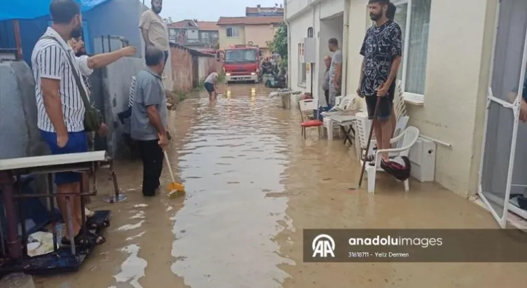 Tekirdağ'da etkili olan sağanak hayatı olumsuz etkiledi