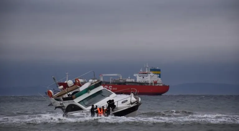 Tekirdağ'da fırtına nedeniyle su alarak yan yatan teknedeki 2 kişi kurtarıldı