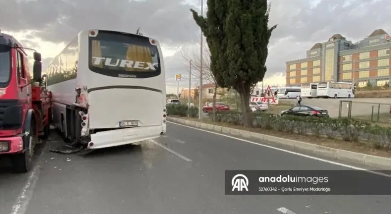 Tekirdağ'da freni boşalan otobüs önce otomobile sonra da vince çarptı