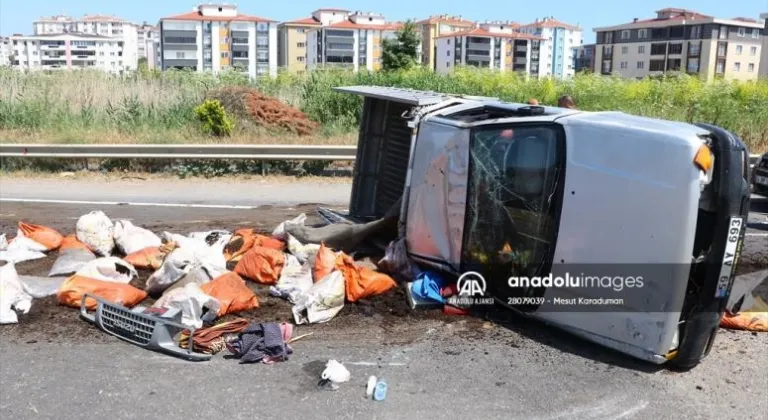 Tekirdağ'da freni boşalıp takla atan kamyonetteki 3 kişi yaralandı