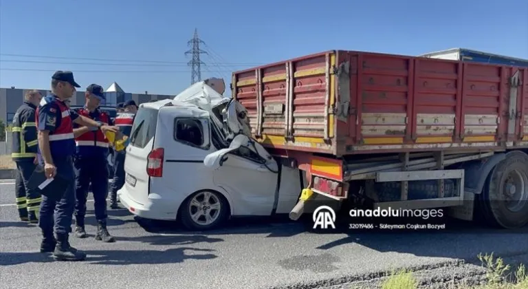 Tekirdağ'da hafif ticari araçla tırın karıştığı kazada 1 kişi öldü, 1 kişi yaralandı