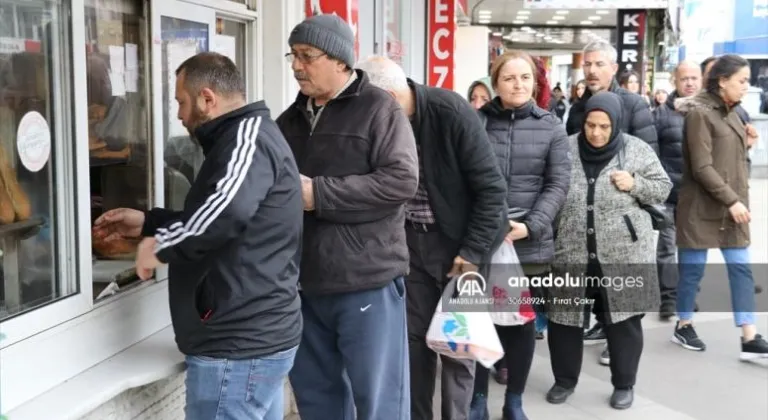 Tekirdağ'da iftar için pide almak isteyenler fırınların önünde kuyruk oluşturdu