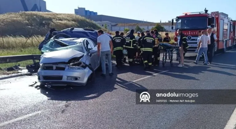 Tekirdağ'da iki otomobilin çarpışması sonucu 6 kişi yaralandı