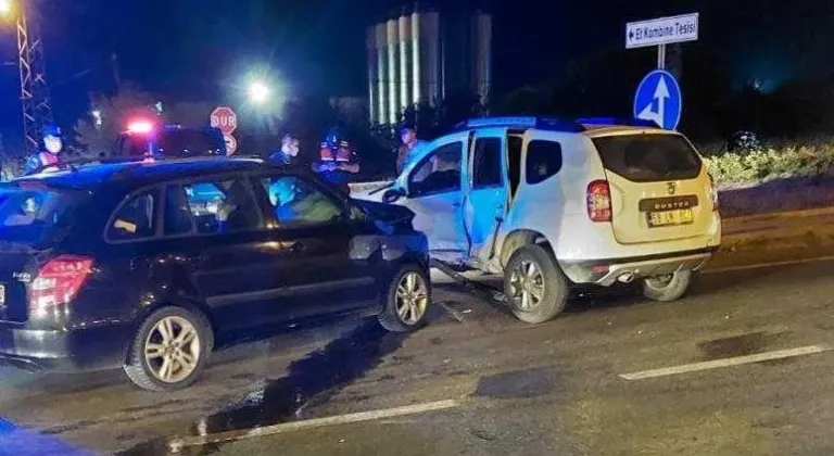 Tekirdağ'da iki otomobilin çarpışması sonucu 8 kişi yaralandı