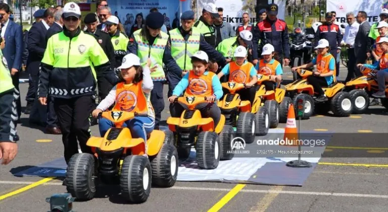 Tekirdağ'da ilkokul öğrencileri trafik kurallarını parkurda öğreniyor