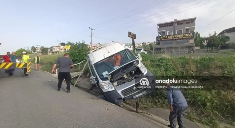 Tekirdağ'da işçi servisi su kanalına devrildi, 6 kişi yaralandı